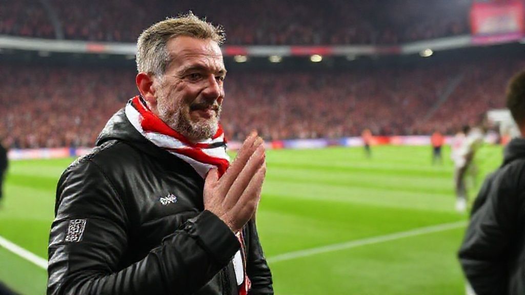 【空场作战】法兰克福将士身披12号战袍致敬缺席球迷